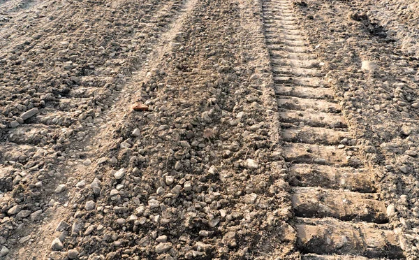 Açık arazi yolunda pist. Yerde tank izleri var..
