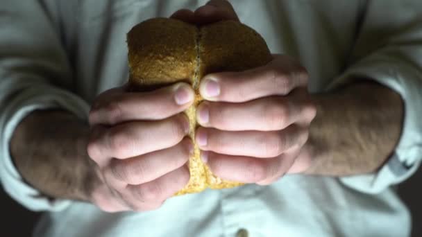 一个高加索人的面包师正在打开黑麦面包 分为两部分 碎面包的特写 — 图库视频影像