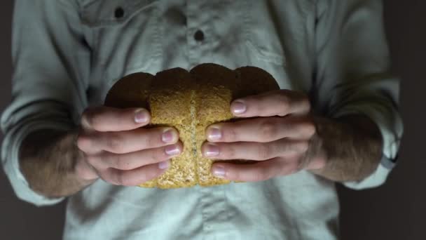 一个高加索人的面包师正在打开黑麦面包 分为两部分 碎面包的特写 — 图库视频影像
