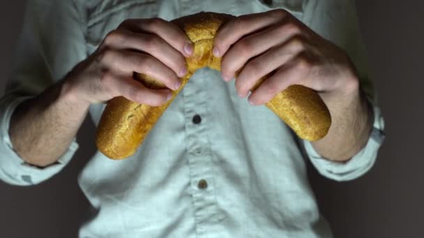 Padeiro Macho Parte Uma Baguete Centeio Duas Partes Close Pão — Vídeo de Stock