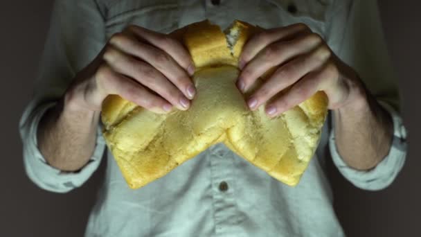 Kaukasischer Bäcker Bricht Weißbrot Zwei Teile Nahaufnahme Eines Brechenden Brotes — Stockvideo