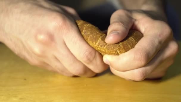 Homem Branco Padeiro Quebra Baguete Centeio Duas Partes Close Pão — Vídeo de Stock