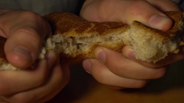 Biały Człowiek Piekarz Rozrywa Żytnią Bagietkę Dwie Części Zbliżenie Chleba — Wideo stockowe