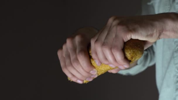 Ein Bäcker Zerkleinert Ein Roggen Baguette Zwei Teile Nahaufnahme Eines — Stockvideo