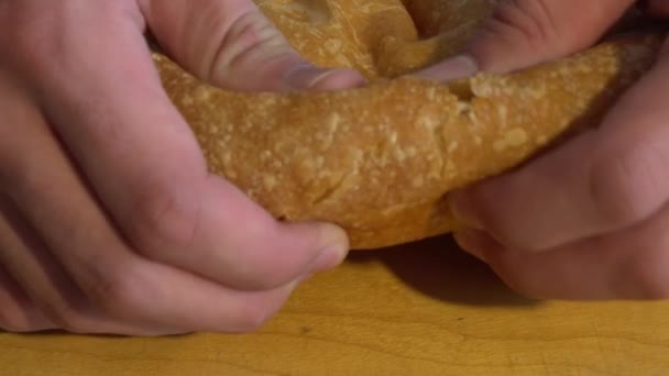 白人面包师把格鲁吉亚人皮塔分成两个部分 面包的特写宏 — 图库视频影像