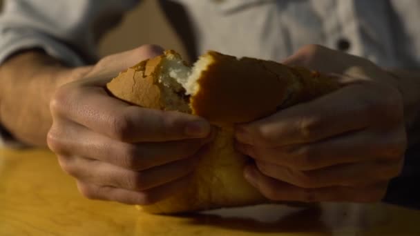 Καυκάσιος Φούρναρης Κόβει Ψωμί Δύο Μέρη Κοντινό Πλάνο Ενός Λευκού — Αρχείο Βίντεο
