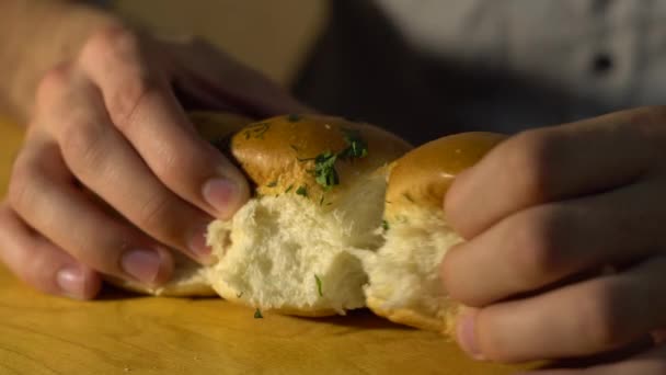 Kaukasischer Bäcker Bricht Weiße Brötchen Mit Kräutern Und Knoblauch Zwei — Stockvideo