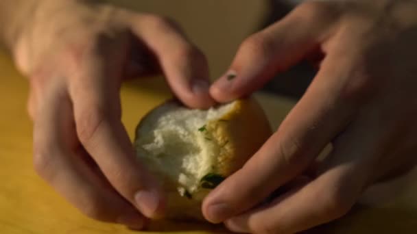 Uomo Caucasico Panettiere Lacrime Panino Bianco Con Erbe Aglio Due — Video Stock