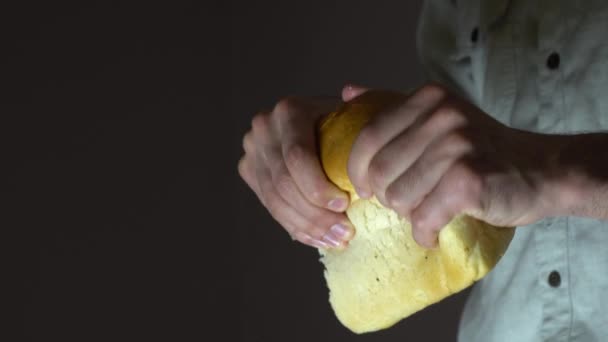 Biały Człowiek Piekarz Dzieli Biały Chleb Dwie Części Zbliżenie Chleba — Wideo stockowe