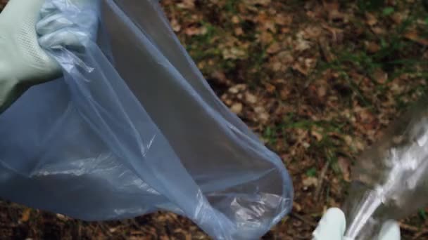 Mãos Jovem Luvas Coloca Uma Garrafa Plástico Saco Lixo Coleta — Vídeo de Stock