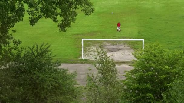 Erkek Bir Tamirci Eski Terk Edilmiş Bir Stadyumda Çim Biçme — Stok video