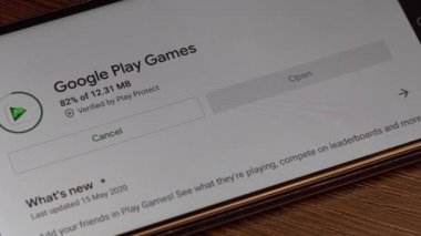MONTREAL, CANADA - 5 Temmuz 2020: Bir adam android akıllı telefonuna bir Google Play uygulaması yüklüyor. Yakın plan..