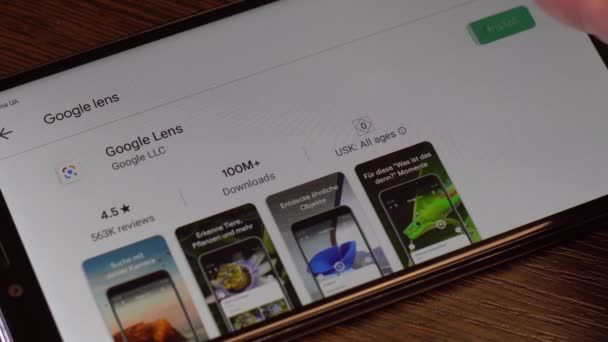 Montreal Kanada Lipiec 2020 Człowiek Instaluje Aplikację Google Lens Swoim — Wideo stockowe