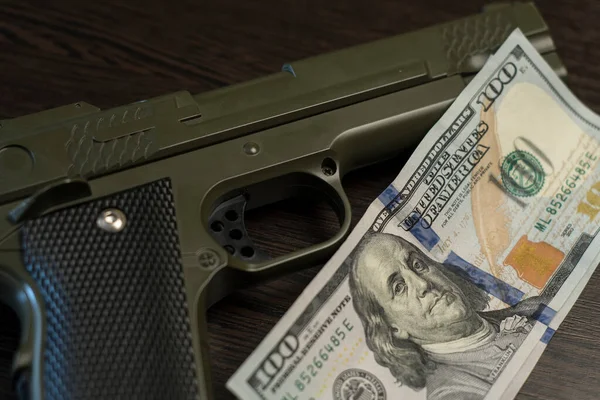 Haki Tabanca 200 Dolarlık Banknotlar Ahşap Bir Masada Yatıyor Suç — Stok fotoğraf