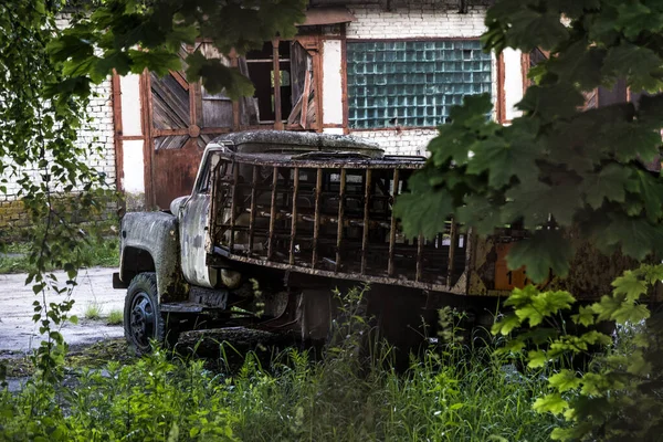 Een Verlaten Roestige Gastanker Verlaten Stad Tsjernobyl Selectieve Focus Vrachtwagen — Stockfoto