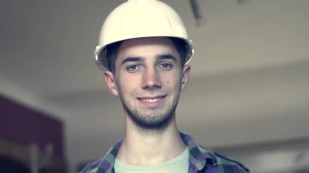 重工業の技術者 ハード帽子と笑顔を身に着けている労働者の肖像 — ストック動画