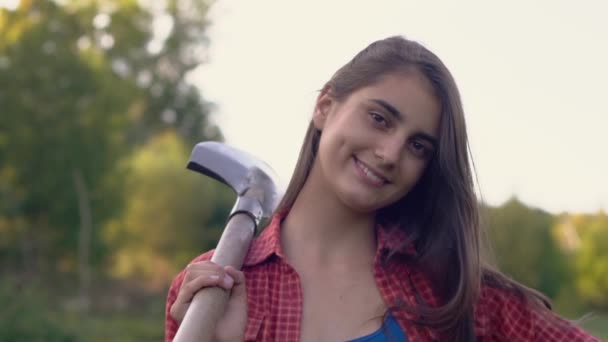 Piękna Młoda Dziewczyna Rolnik Łopatą Boisku Portret Uśmiechniętej Pracowniczki Bliska — Wideo stockowe