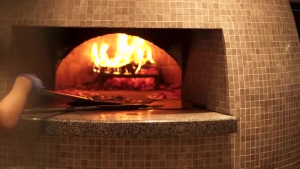 Ruce Výrobce Pizzy Který Dává Pizzu Trouby Pomocí Lopaty Popáleniny — Stock video