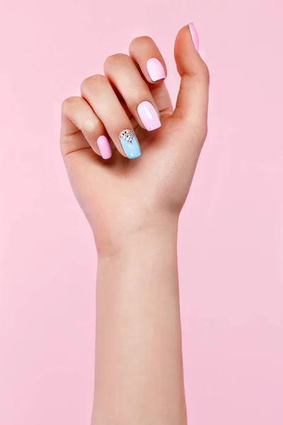 Bella manicure rosa e blu con cristalli sulla mano femminile. Primo piano . — Foto Stock