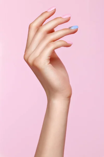 Bella manicure rosa e blu con cristalli sulla mano femminile. Primo piano . — Foto Stock