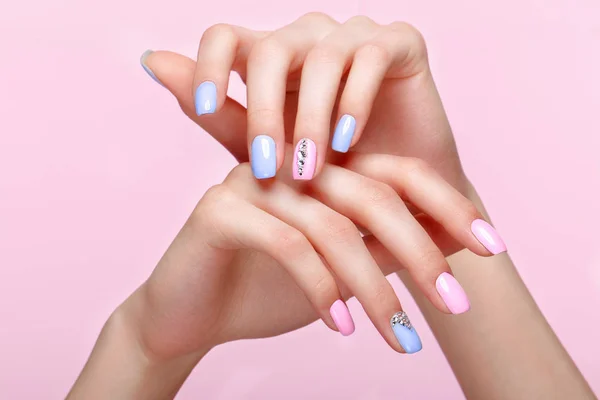 Bella manicure rosa e blu con cristalli sulla mano femminile. Primo piano . — Foto Stock