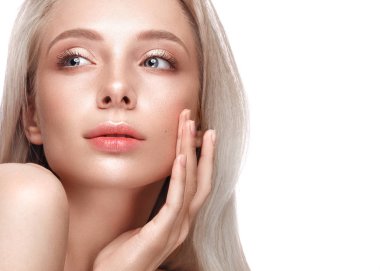 Açık renk makyajlı ve mükemmel ciltli güzel bir genç kız. Güzel surat..