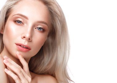 Açık renk makyajlı ve mükemmel ciltli güzel bir genç kız. Güzel surat..