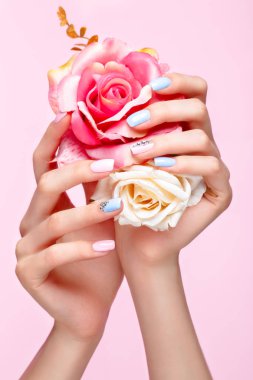 Güzel pembe ve mavi manikür el üzerinde kristalleri ile. Yakın çekim.