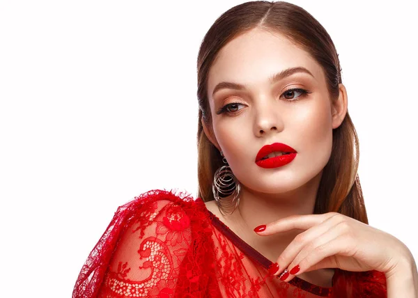 Menina bonita em vestido vermelho com maquiagem clássica e manicure vermelho. Cara de beleza . — Fotografia de Stock