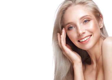 Açık renk makyajlı ve mükemmel ciltli güzel bir genç kız. Güzel surat..