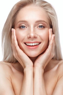 Açık renk makyajlı ve mükemmel ciltli güzel bir genç kız. Güzel surat..