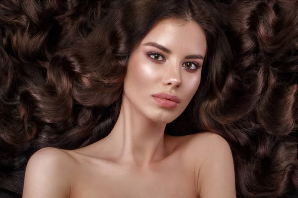 Beautiful brunette model: curls, classic makeup and full lips. The beauty face. — Stock Photo, Image