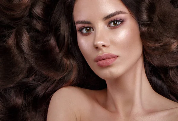 Mooie brunette model: krullen, klassieke make-up en volle lippen. Het gezicht van de schoonheid. — Stockfoto