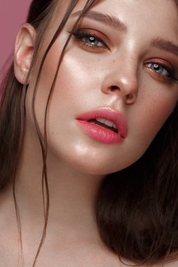 Yaratıcı renkli makyajlı güzel bir kız. Güzel surat..