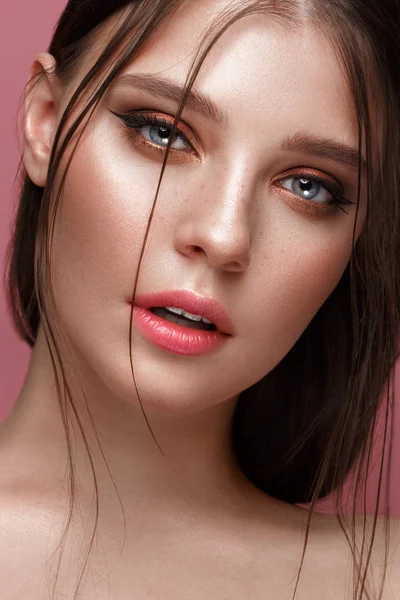 Mooi meisje met creatieve kleurrijke make-up. Schoonheidsgezicht. — Stockfoto