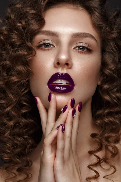 Piękna dziewczyna z wieczór makijaż, purpurowe usta, loki i projekt manicure paznokcie. piękna twarz. — Zdjęcie stockowe
