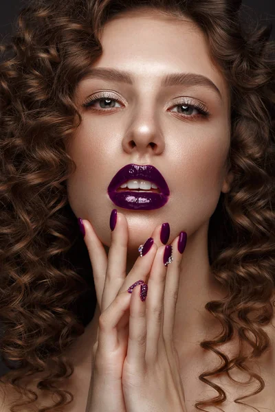 Hermosa chica con maquillaje de noche, labios morados, rizos y uñas de diseño manicura. cara de belleza . — Foto de Stock