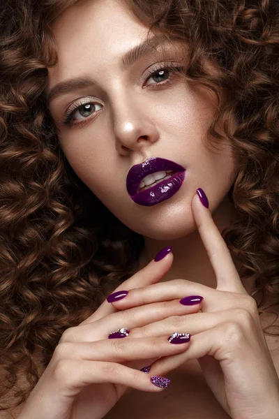 Hermosa chica con maquillaje de noche, labios morados, rizos y uñas de diseño manicura. cara de belleza . — Foto de Stock