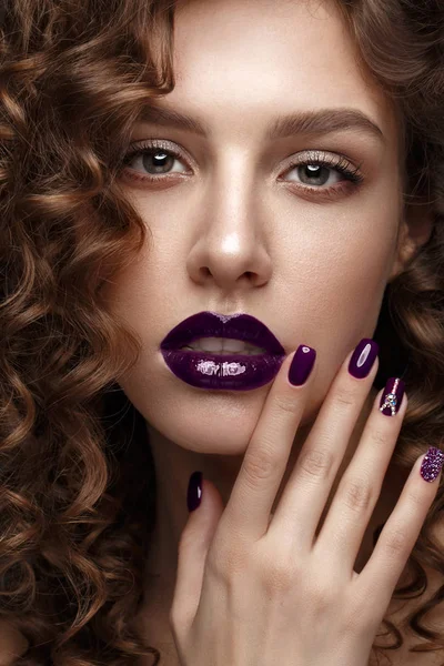 Hermosa chica con maquillaje de noche, labios morados, rizos y uñas de diseño manicura. cara de belleza . — Foto de Stock