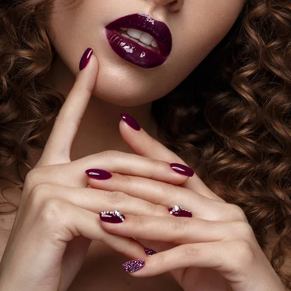 Hermosa chica con maquillaje de noche, labios morados, rizos y uñas de diseño manicura. cara de belleza . — Foto de Stock