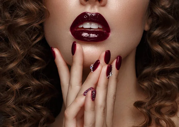 Hermosa chica con maquillaje de noche, labios morados, rizos y uñas de diseño manicura. cara de belleza . — Foto de Stock