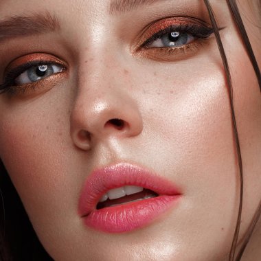 Yaratıcı renkli makyajlı güzel bir kız. Güzel surat..