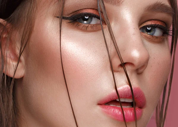 Yaratıcı renkli makyajlı güzel bir kız. Güzel surat..