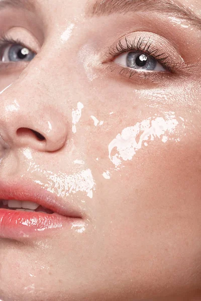 Beautiful young girl with a light natural make-up and perfect wet skin. Beauty face. — Stock Photo, Image