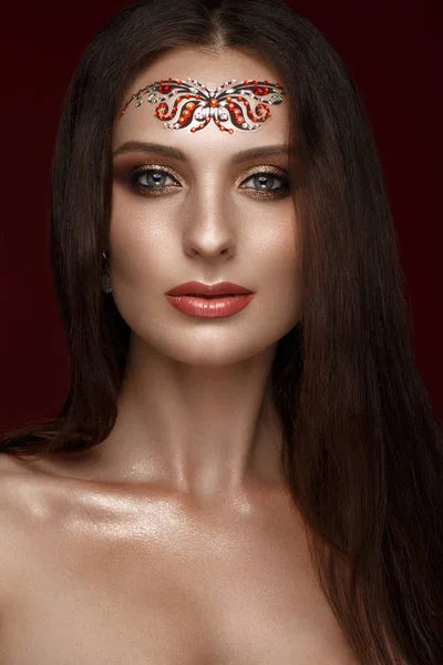 Güzel kızla yaratıcı Arap makyaj, düz uzun saç ve mükemmel cilt. Güzellik. — Stok fotoğraf
