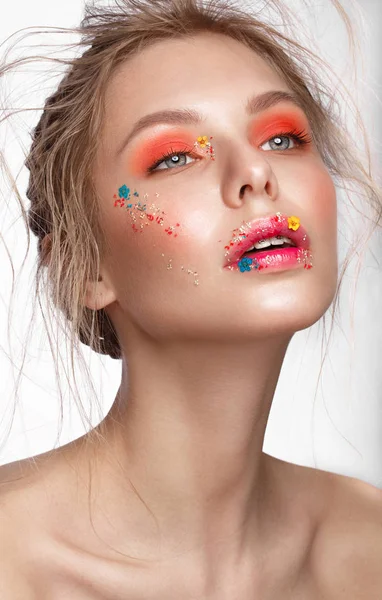 Mooi meisje met kunst make-up en bloemen. schoonheid gezicht. — Stockfoto