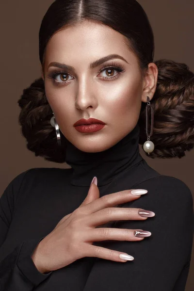 Jolie fille avec coiffure inhabituelle, maquillage lumineux, lèvres rouges et design de manucure. Un beau visage. Ongles d'art . — Photo