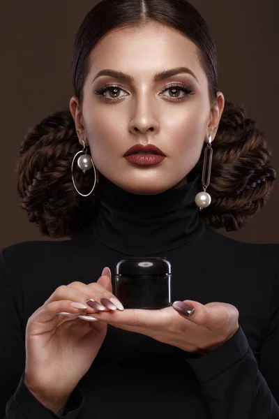 Mooi meisje, ongebruikelijke kapsel, lichte make-up, rode lippen en manicure design met een pot van nagellak in haar handen. Schoonheid gezicht. Art nagels. — Stockfoto