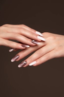 Güzel klasik manikür el üzerinde kristalleri ile. Yakın çekim.