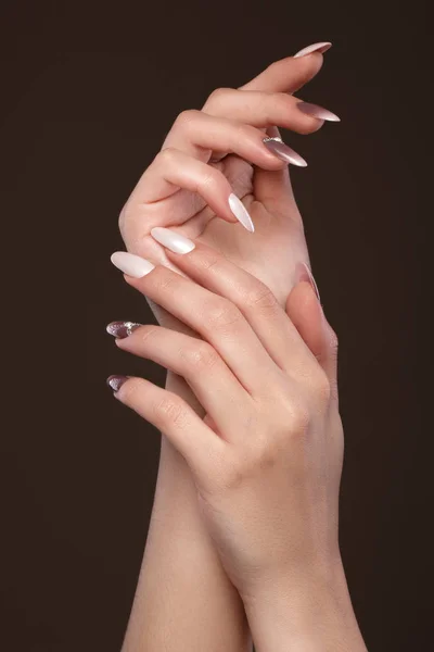 Hermosa manicura clásica con cristales en la mano femenina. Primer plano . —  Fotos de Stock